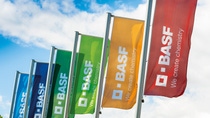 Sechs farbige BASF-Flaggen mit dem Schriftzug ‚We create chemistry‘ wehen im Wind vor blauem Himmel. Sechs farbige BASF-Flaggen mit dem Schriftzug ‚We create chemistry‘ wehen im Wind vor blauem Himmel.